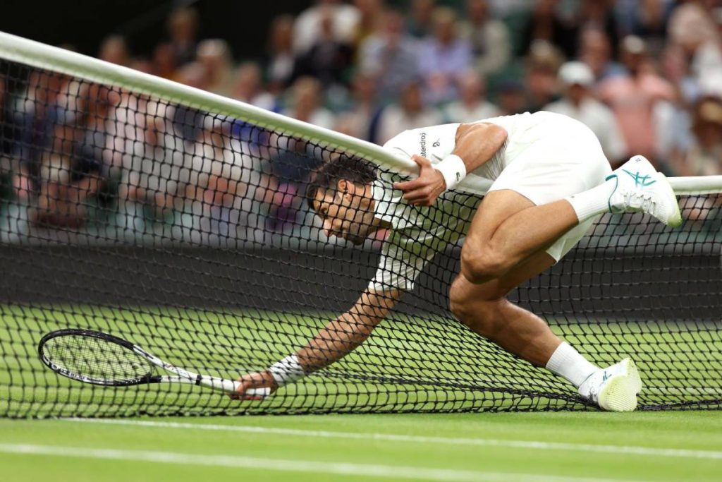 Wimbledon: Η πτώση του Τζόκοβιτς πάνω στο φιλέ και το χαμένο break point (vid)