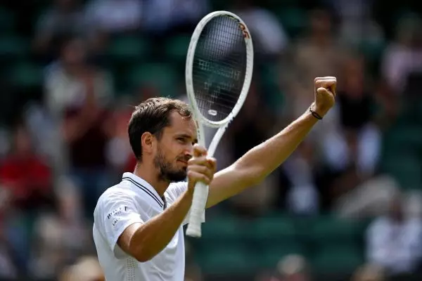 Wimbledon: Πέρασε ο Μεντβέντεφ και περιμένει Τσιτσιπά στους “8” (vid)