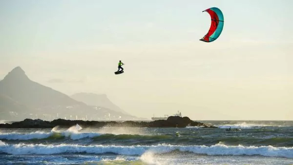 Η ομάδα της Naish σε επικές Big Air στιγμές στο Κέιπ Τάουν! (vid)