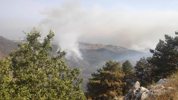 Εκκενώθηκε το χωριό Λούτσες στην Κέρκυρα – Σε εξέλιξη οι πυρκαγιές και σε Ρόδο, Κάρυστο, Δερβενάκια