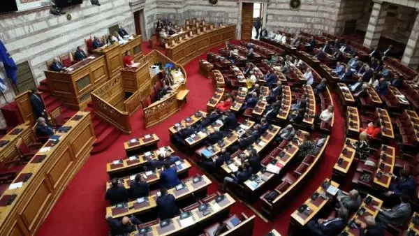 Με 158 ψήφους, η νέα κυβέρνηση της ΝΔ εξασφάλισε τη «δεδηλωμένη»