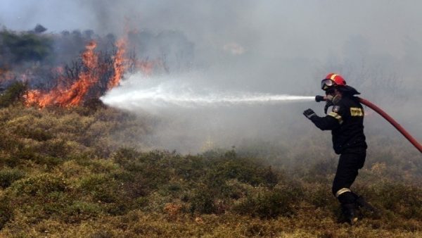 Μήνυμα του 112 για τη δασική πυρκαγιά στον Κουβαρά Αττικής