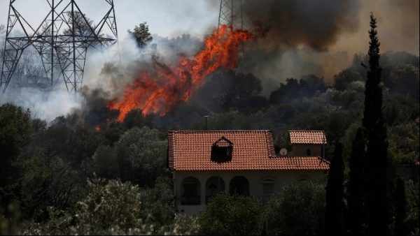 Φωτιά στον Κουβαρά Αττικής – Μήνυμα του 112 για προληπτική απομάκρυνση των κατοίκων σε Λαγονήσι, Σαρωνίδα και Ανάβυσσο