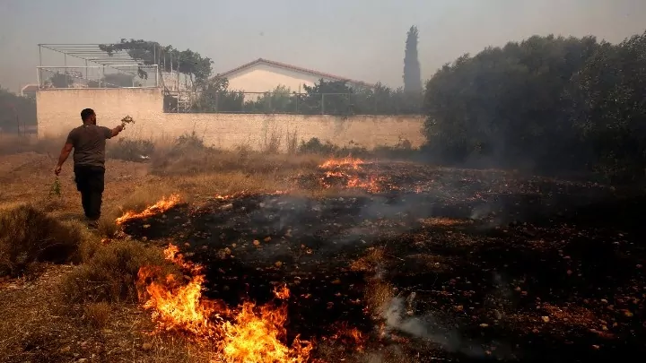 Διακοπή κυκλοφορίας στην Αθηνών-Κορίνθου λόγω της πυρκαγιάς στο Λουτράκι