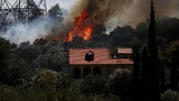 Συνδρομή των Ενόπλων Δυνάμεων στα μέτωπα των πυρκαγιών σε Κουβαρά, Λουτράκι και Καπαρέλλι Βοιωτίας