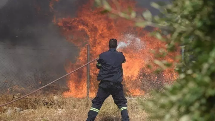 Πυρκαγιά στο Λουτράκι: Νέες αναζωπυρώσεις σε Άγιο Χαράλαμπο και Πανόραμα