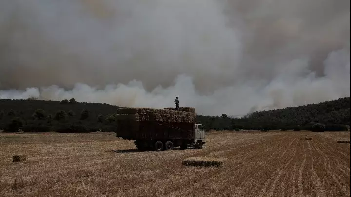 Μήνυμα του 112 για εκκενώσεις οικισμών λόγω της φωτιάς στα Δερβενοχώρια