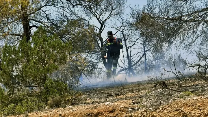 Βελτιωμένη η εικόνα στις πυρκαγιές σε Δυτική Αττική, Ρόδο και Λακωνία – Δεν υπάρχει κάποιο ενιαίο μέτωπο