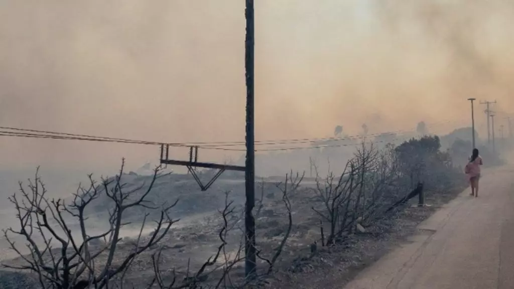 Ρόδος: Η μεγαλύτερη επιχείρηση εκκένωσης που έγινε ποτέ σε πυρκαγιά στη χώρα