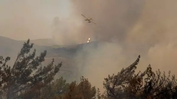 Πύρινα μέτωπα σε Ρόδο, Κάρυστο, Δερβενάκι Αχαΐας, Θήβα, και Βόλο