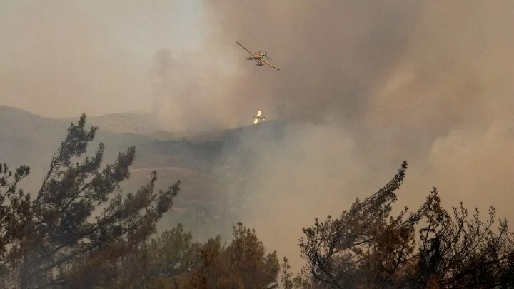 Πύρινα μέτωπα σε Ρόδο, Κάρυστο, Δερβενάκι Αχαΐας, Θήβα, και Βόλο