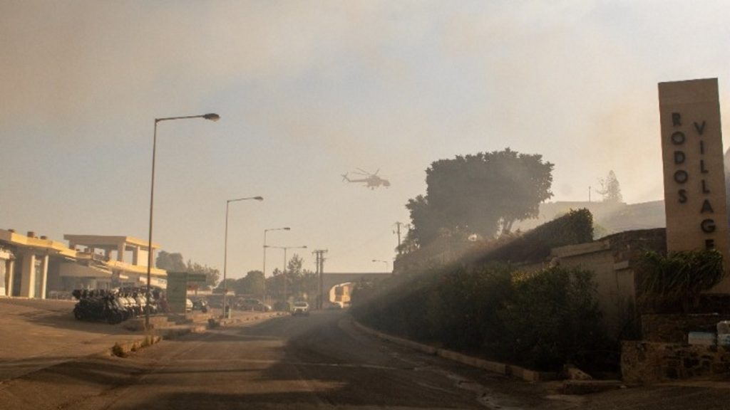 Συνεχίζεται σε όλα τα μέτωπα η μάχη για την κατάσβεση της πυρκαγιάς στη Ρόδο