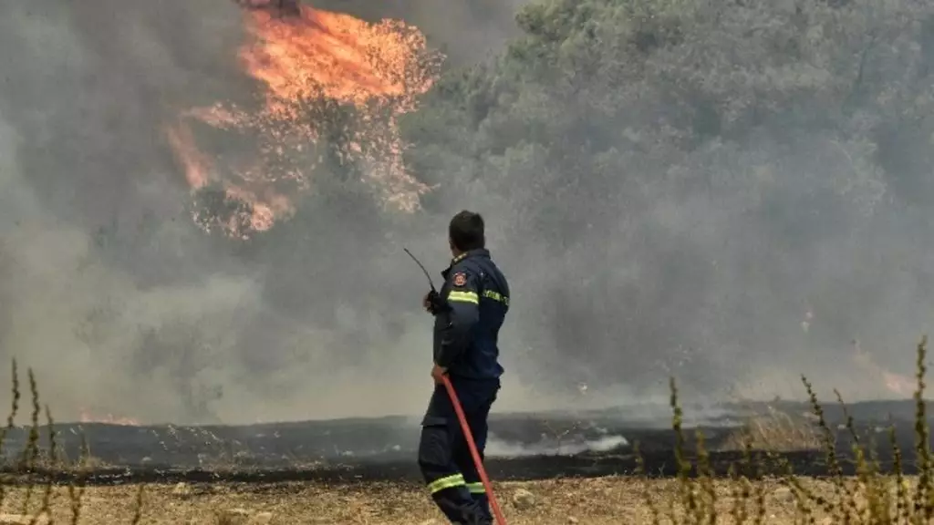 Η φωτιά μπήκε μέσα στο χωριό Ασκληπειό της Ρόδου