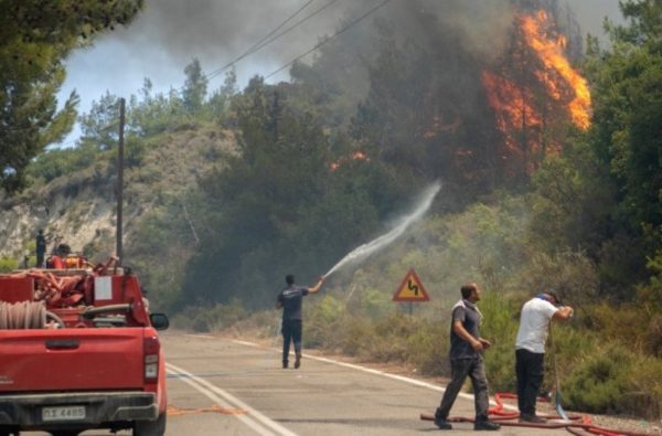 Ρόδος: Συνεχίζονται οι προσπάθειες για την αντιμετώπιση της φωτιάς