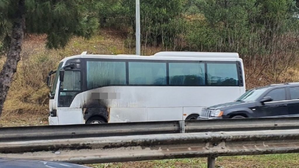 Φωτιά σε τουριστικό λεωφορείο στη Θεσσαλονίκη – Σώοι οδηγός και επιβάτες