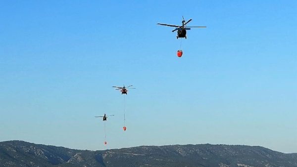 Συνέδραμαν ελικόπτερα των ΗΠΑ στην κατάσβεση των πυρκαγιών