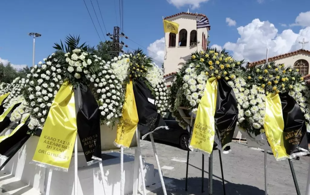 Ράγισαν καρδιές στην κηδεία του Μιχάλη Κατσούρη στην Ελευσίνα (pics)