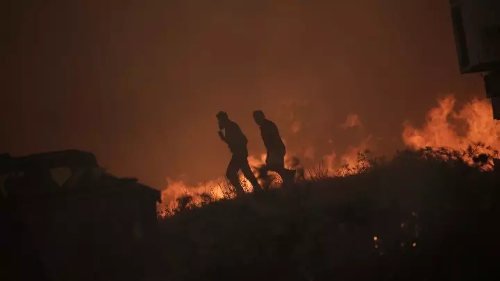 Μάχη με την πύρινη λαίλαπα στην Πάρνηθα – Εκκενώθηκαν οικισμοί στους πρόποδες