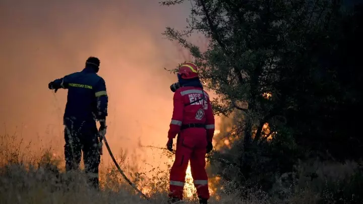 Σε ύφεση η πυρκαγιά στην Πάρνηθα