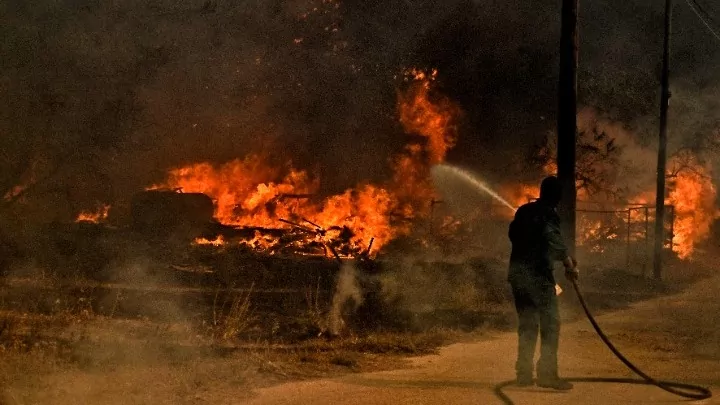 Yπό μερικό έλεγχο η πυρκαγιά στον Άγιο Μεσσαπίων Ευβοίας