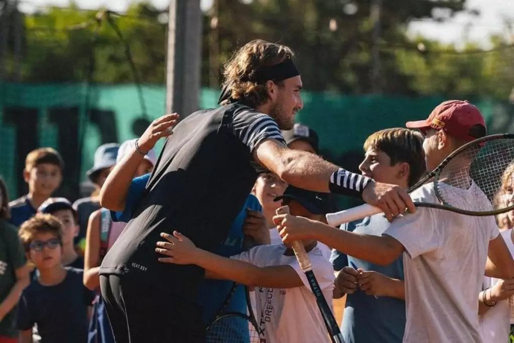 Έπαιξε τένις με τα παιδιά του Ομίλου Αντισφαίρισης Γλυφάδας ο Τσιτσιπάς (vid)