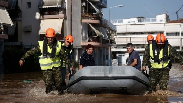 Ενισχύονται τα φράγματα στις όχθες του Πηνειού – Απεγκλωβισμοί από τις πλημμυρισμένες περιοχές