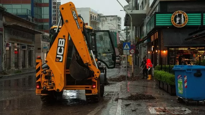 Ενισχύσεις στον Βόλο για την αντιμετώπιση της σφοδρής κακοκαιρίας – Κίνδυνος υπερχείλισης του χείμαρρου Κραυσίδωνα