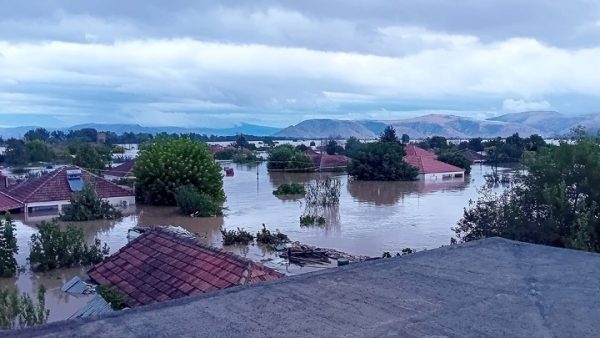 Δύσκολη η κατάσταση σε Τρίκαλα, Καρδίτσα, Πήλιο, Ροβιές Εύβοιας – Στον Βόλο υπερχείλισε ο χείμαρρος Κραυσίδωνας