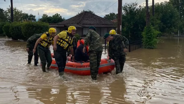 Προσωπικό και μηχανήματα για την αντιμετώπιση των καταστροφών στέλνει στη Θεσσαλία η Περιφέρεια