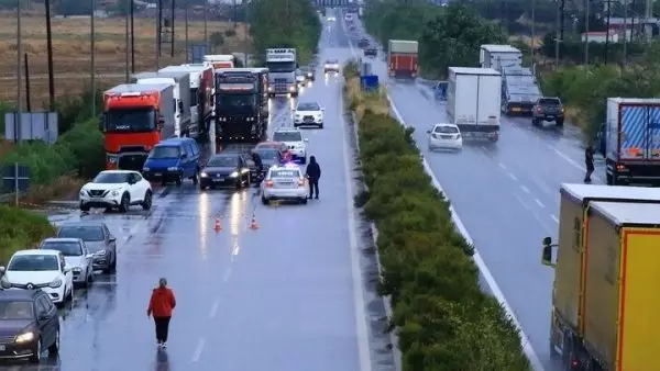 Διακοπή κυκλοφορίας στην εθνική οδό Αθηνών-Θεσσαλονίκης στο ύψος της Λάρισας – Προσωρινή διακοπή και στο ρεύμα από Θεσσαλονίκη προς Αθήνα