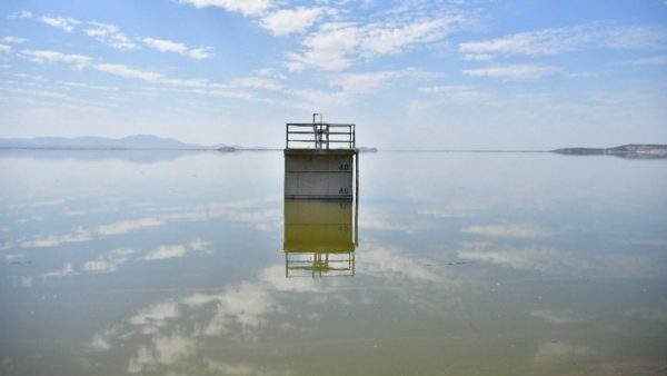 Υποχωρούν τα νερά στην Κάρλα – Παραμένει για 13η ημέρα χωρίς πόσιμο νερό ο Βόλος