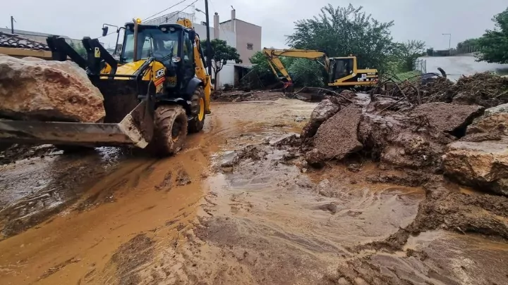 «Μάχη» με τη λάσπη, τη δυσοσμία και τα κουνούπια δίνουν καθημερινά οι πληγέντες στα Τρίκαλα