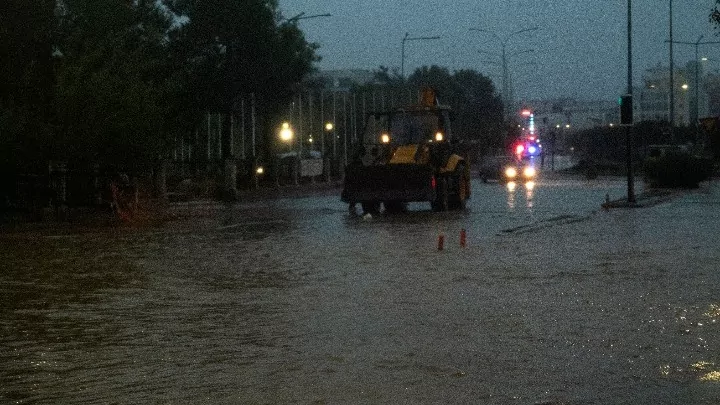 Παραμένει σε ισχύ η απαγόρευση της κυκλοφορίας στον Βόλο – Μήνυμα του 112 στους κατοίκους