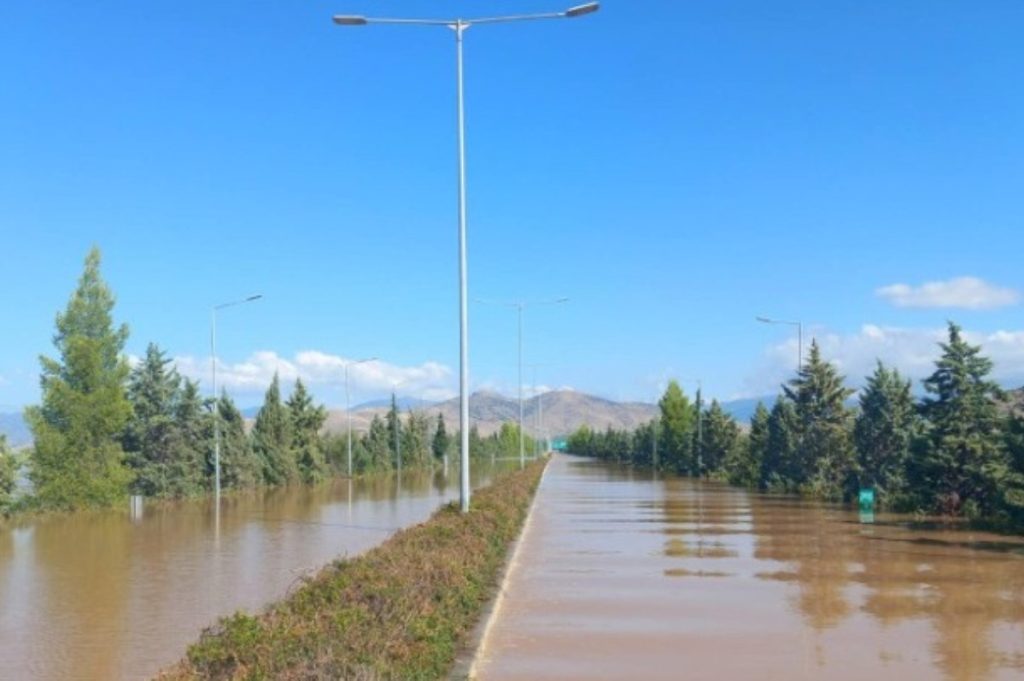 Κλειστή η εθνική οδός στα Τέμπη (vid)