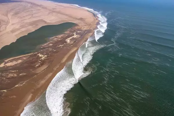 Ο Εμάνουελ κάνει kite surf εκεί όπου η έρημος συναντά τη θάλασσα (vid)