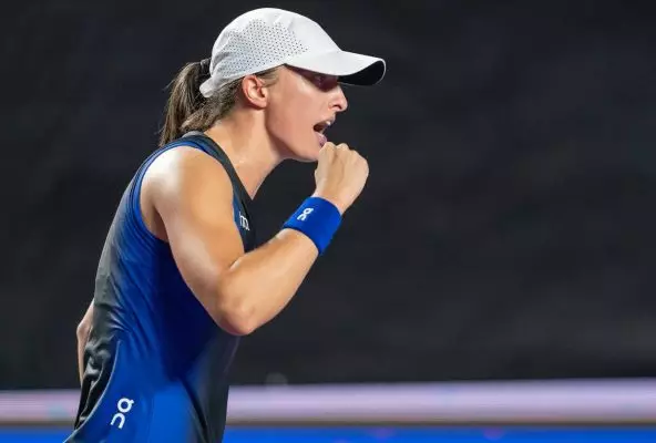 WTA Finals: Έκανε το 2/2 η Σφιόντεκ, στο κόλπο της πρόκρισης και η Ζαμπέρ (vids)