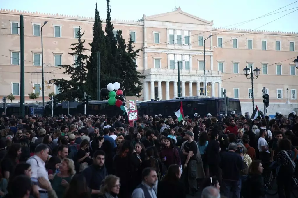 Σε εξέλιξη η μαζική πορεία για τα 50 χρόνια από την εξέγερση του Πολυτεχνείου