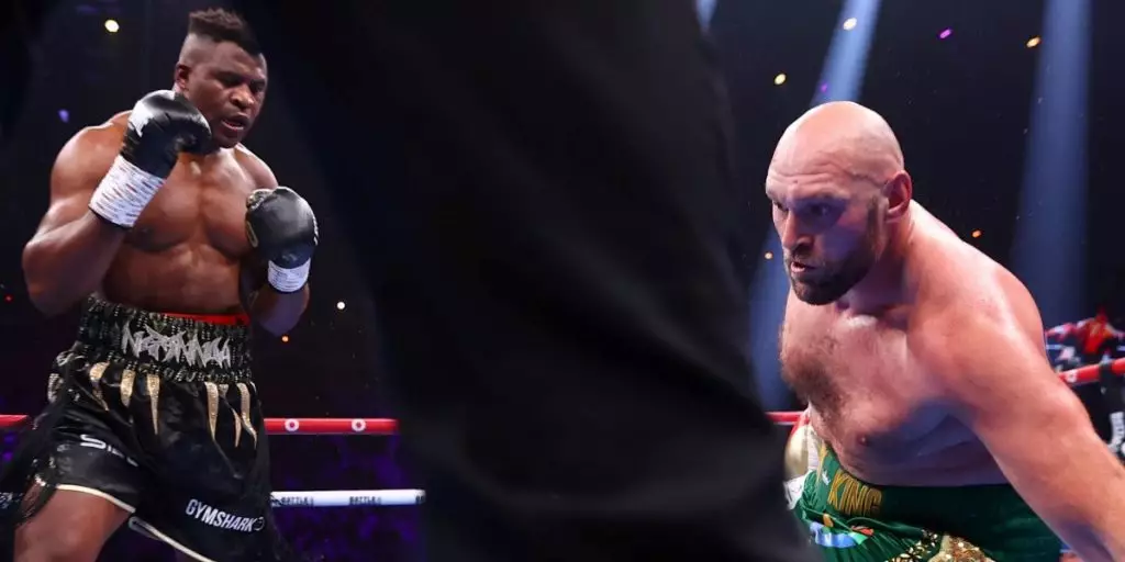 Ο Oleksandr Usyk στο πλευρό του Tyson Fury στον αγώνα με τον Francis Ngannou