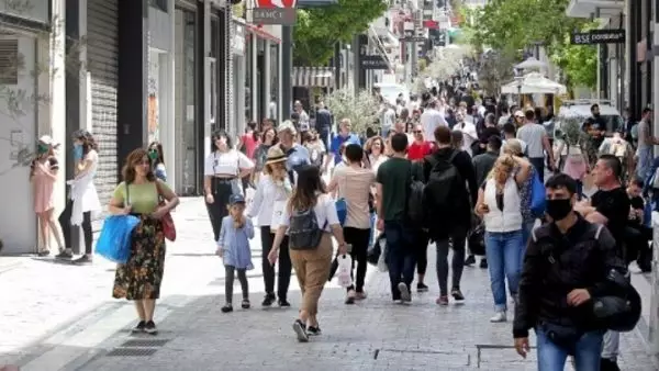 Eυρωβαρόμετρο: Οι Έλληνες επιλέγουν την τηλεόραση για την ενημέρωσή τους