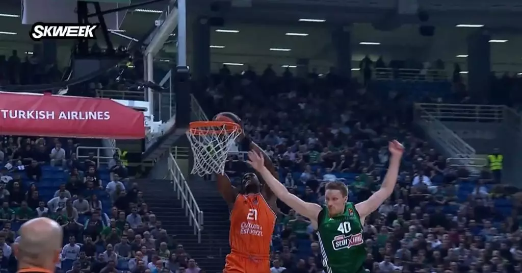 Το υπέροχο alley oop της Βαλένθια (video)