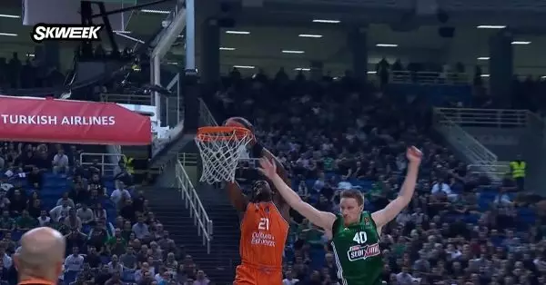 Το υπέροχο alley oop της Βαλένθια (video)