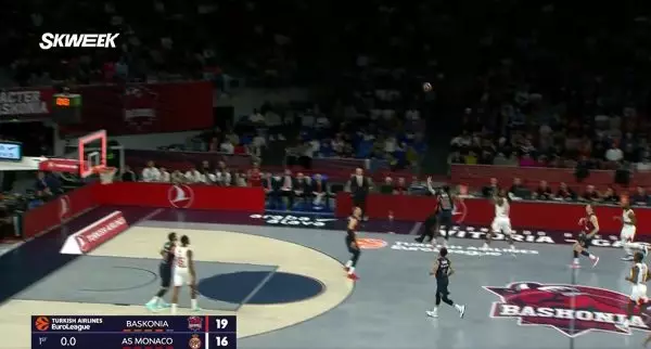 Απίθανο buzzer beater του Τζον Μπράουν από το κέντρο (video)