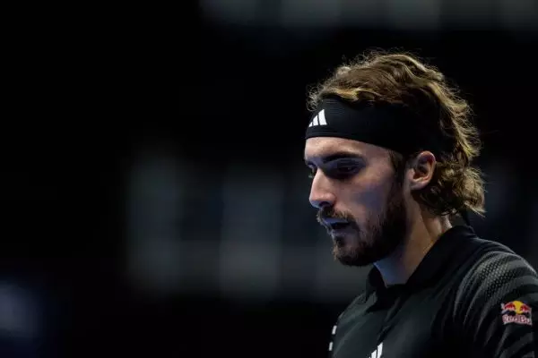 Paris Masters: Πρόβλημα στο γόνατο ο Τσιτσιπάς – Ζήτησε ιατρική βοήθεια (vid)