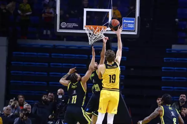 Το buzzer beater του Κουζμίνσκας (video)