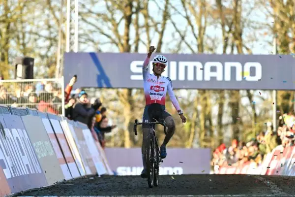 Cyclocross: Εμφατική νίκη στη Ναμούρ για την Del Carmen Alvarado (video)