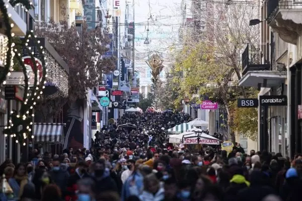 Κόσμος που ψωνίζει