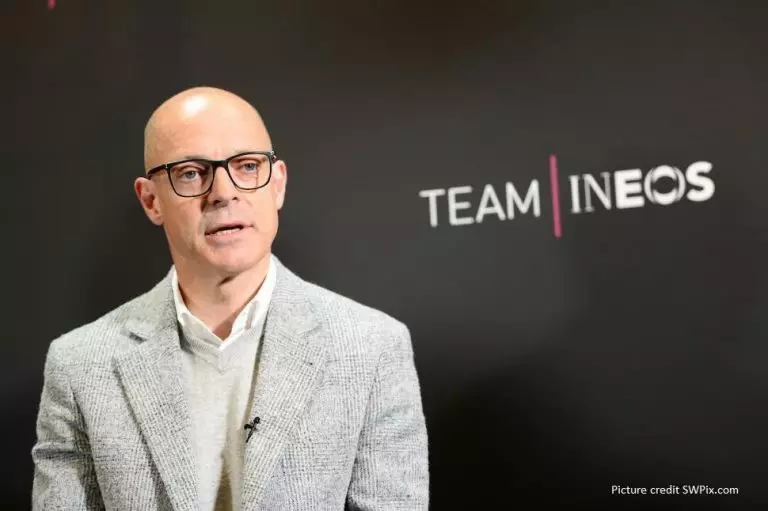 Αποχωρεί από επικεφαλής της INEOS Grenadiers ο Dave Brailsford.