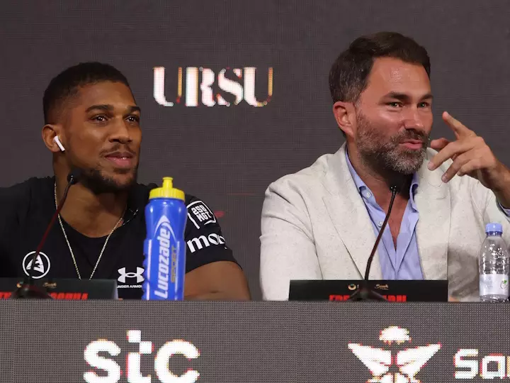 O Anthony Joshua στο πλευρό του μάνατζέρ του Eddie Hearn