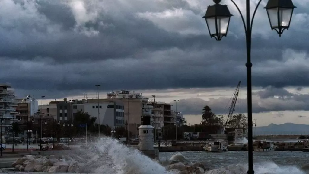 Δεμένα παραμένουν τα πλοία σε Πειραιά, Ραφήνα και Λαύριο, λόγω των ισχυρών ανέμων