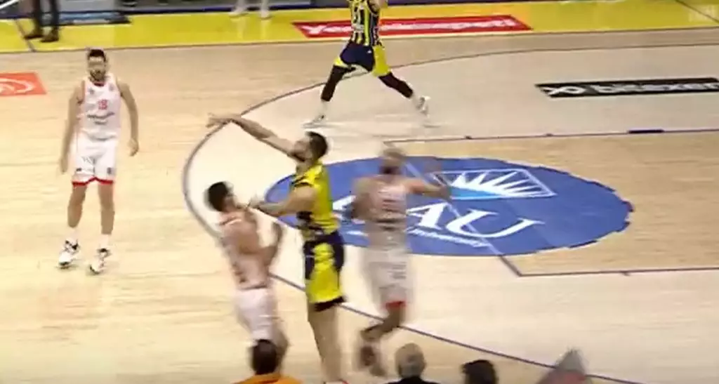 Παπαγιάννης για το ασύλληπτο buzzer beater: «Απλώς…» (video)